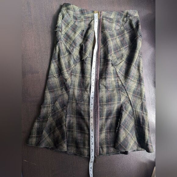 BCBG MaxAzria wool plaid skirt mid length Small zipper down at the back - Picture 9 of 10